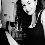 Insegnante di Pianoforte, impartisce lezione di pianoforte, teoria musicale e solfeggio